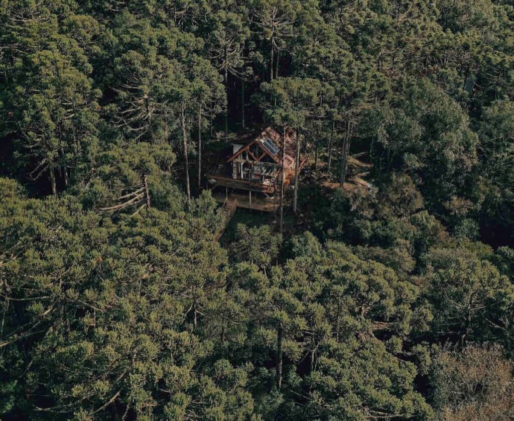 Vista aérea da cabana inkanto no meio da floresta.